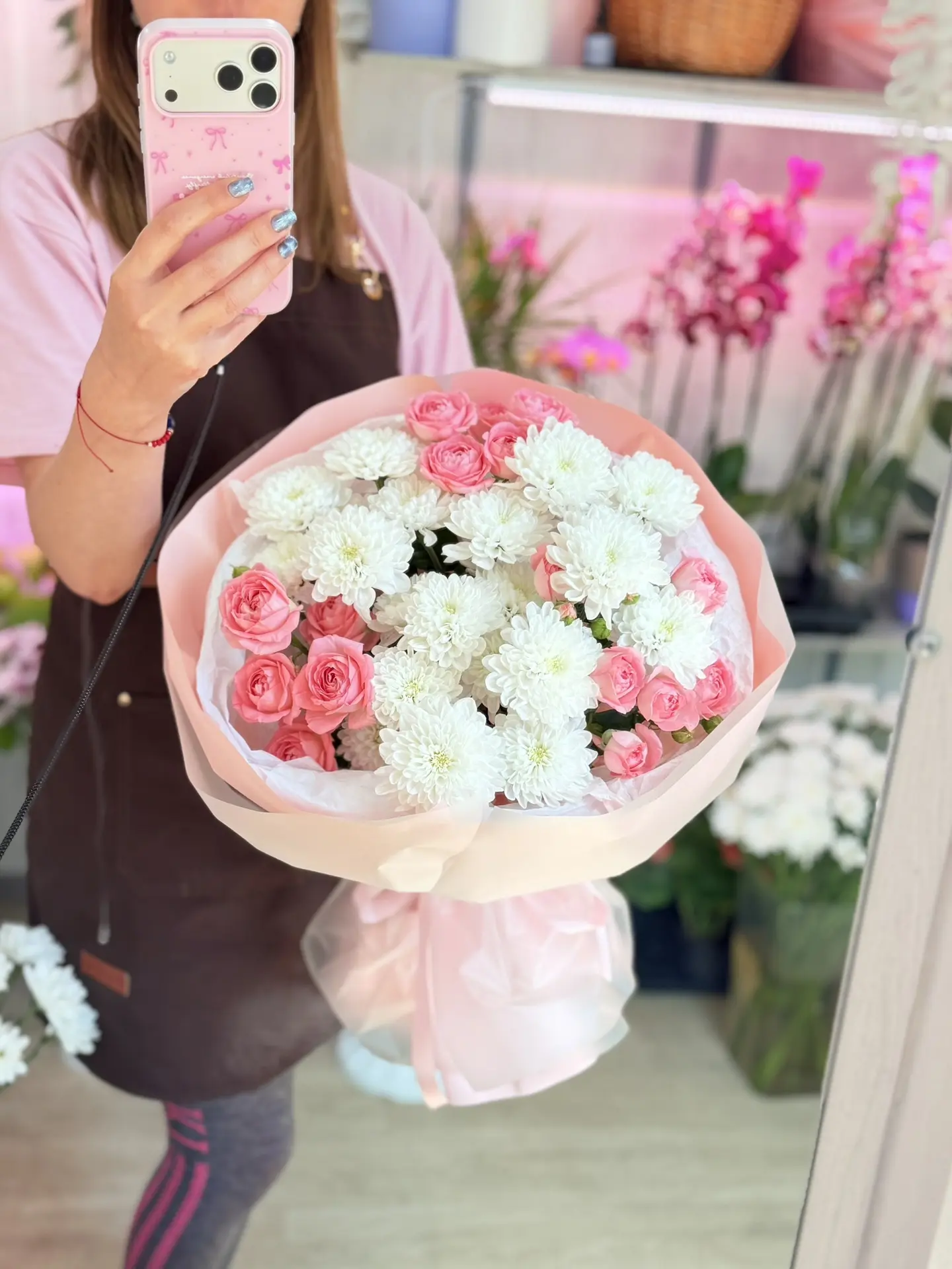 Кустовые розы с кустовыми хризантемами букет на день рождения 🥳 отправился к именинниц...