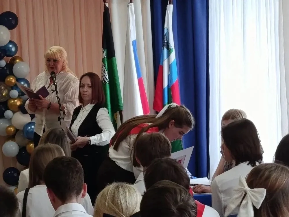 🎓 Первый взрослый документ в руках!

Сегодня в нашей школе прошла торжественная церемония вручения 