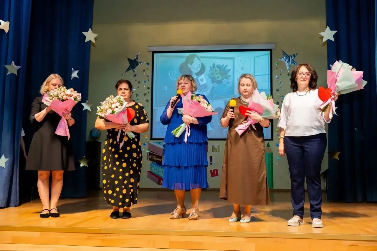 В начальной школе прошел торжественный выпускной 🎓  Ученики 4 классов попрощались с начальной школой