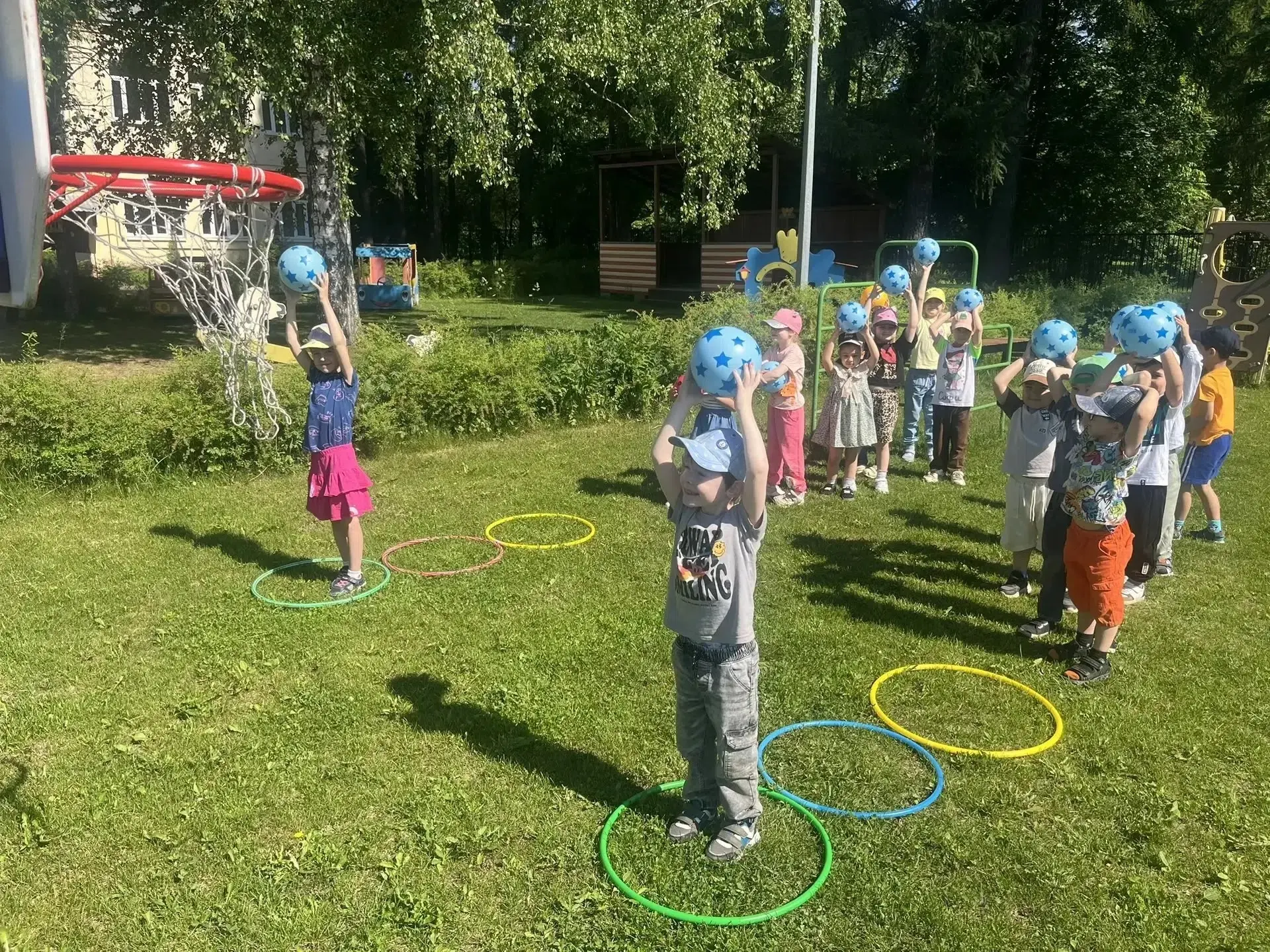 Лето - время игр и упражнений на свежем воздухе. 🏐🏓🌳

На этой неделе все дошкольные группы поучас