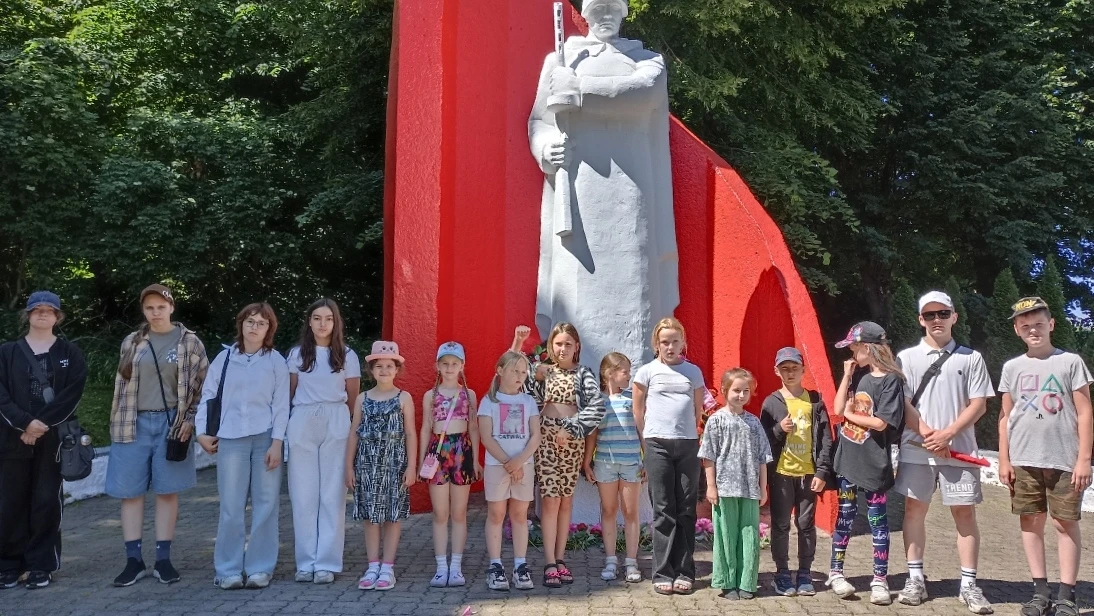 22 июня, в День памяти и скорби, ребята из лагеря «Музыкальные каникулы» почтили память...