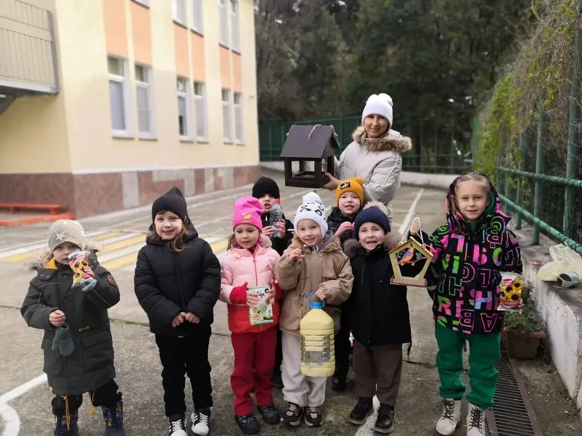В зимний период нашим птицам как никогда нужна помощь и продержка. Так педагоги с воспи...