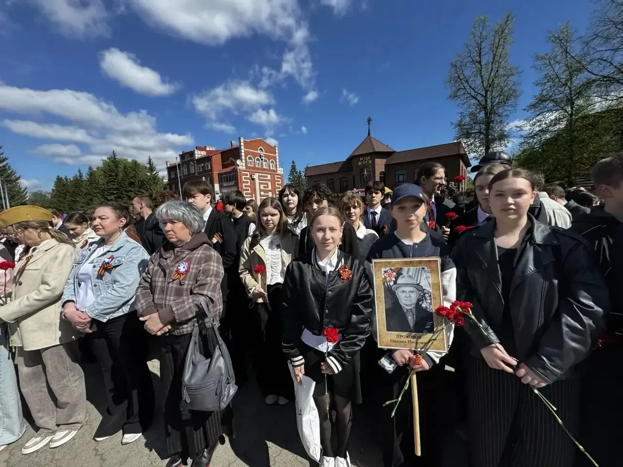 9 Мая ученики нашей школы приняли участие в торжественном возложении цветов к мемориалу «Вечный огон