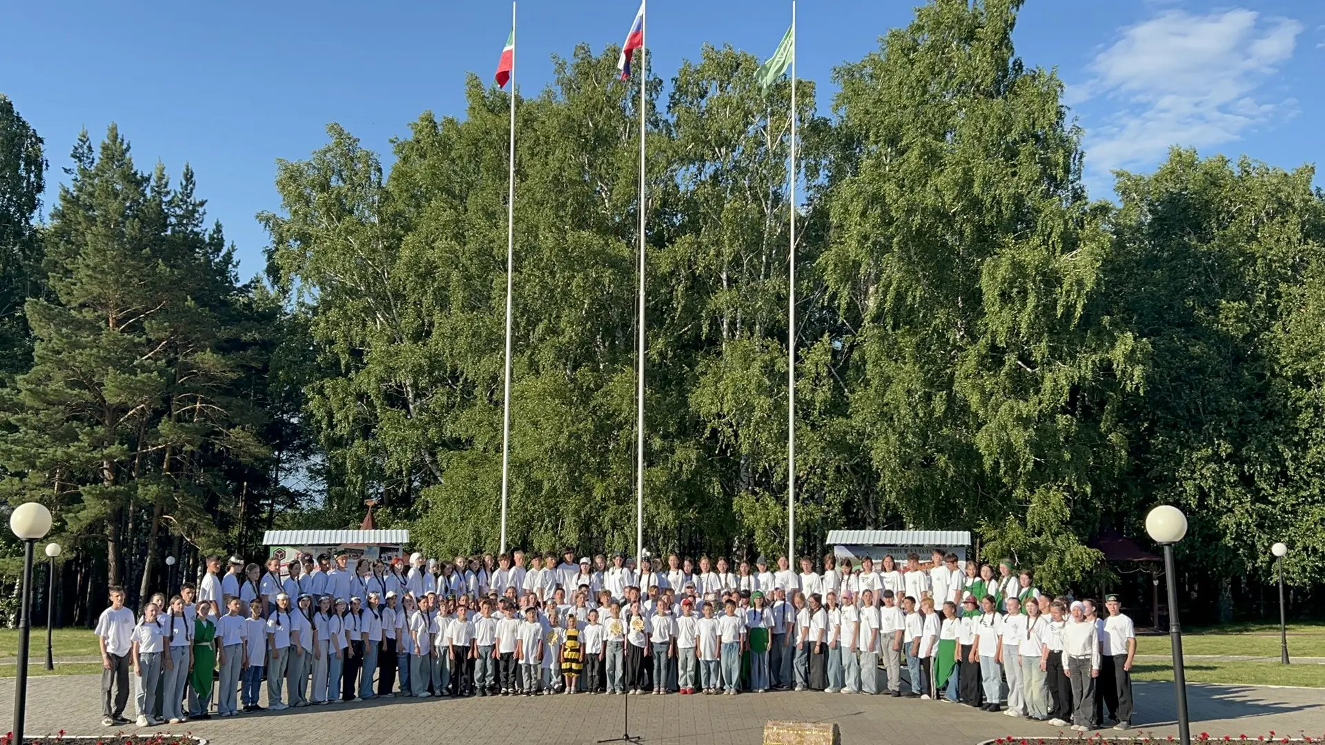 5 июнь көнне  үзенә 21 төбәктән балалар кабул иткән "Бүләк"  ял һәм сәламәтләндерү аланының I Төбәка