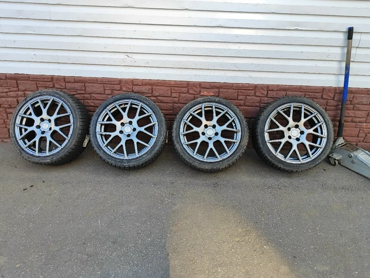 Продам комплект новых зимних колес Tigar 225-40-18 на литых дисках SKAD STILETTO 5-112 ...