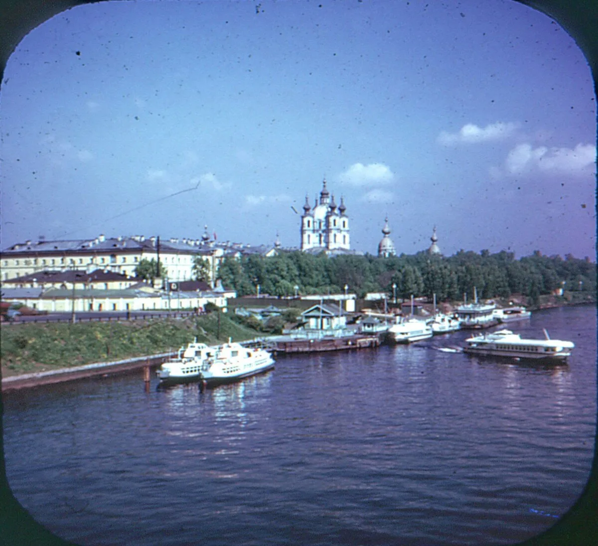 🚤 «Ракеты» у Смольного. Вид с Большеохтинского моста, Ленинград, 1966 год.

На фотографии — тихий л
