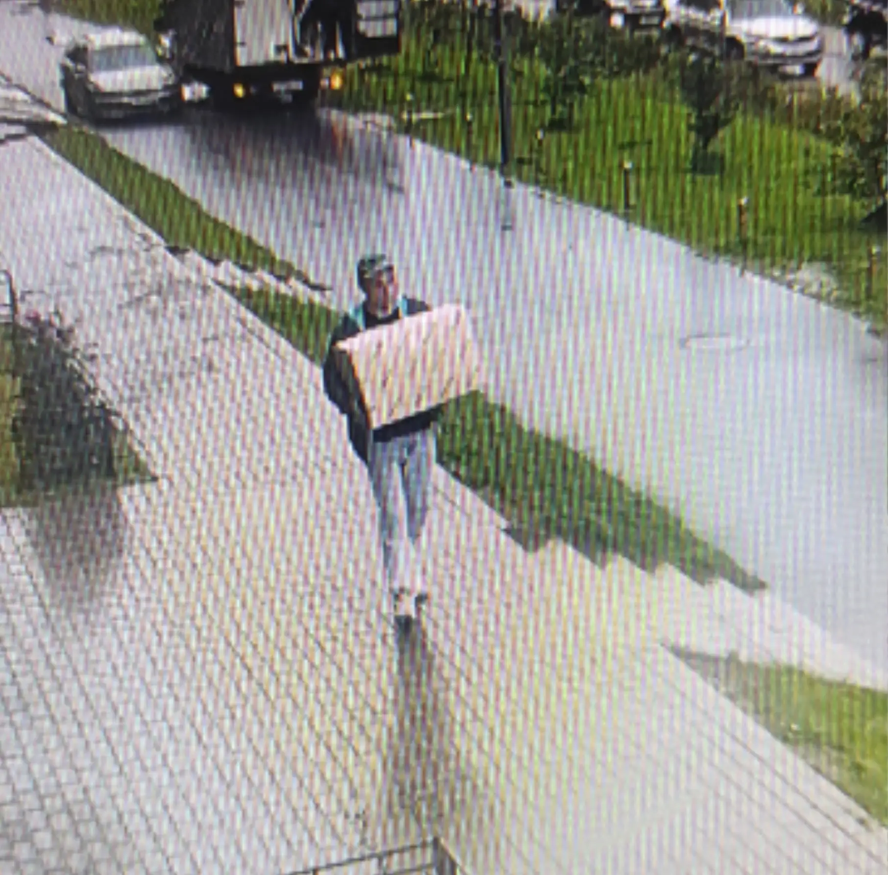 Вчера, 22 августа в 19 ч. с ПВЗ Валдберис на Крымской д. 3 данный тип украл коробку с т...