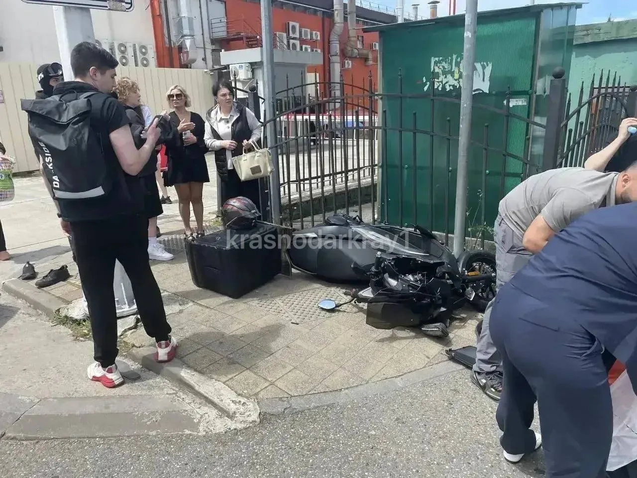 ⚡️⚡️Двоих пешеходов сбил подросток-мопедист в Сочи  Сегодня в 11:35 в Сочи на ул. Горького 16-летний