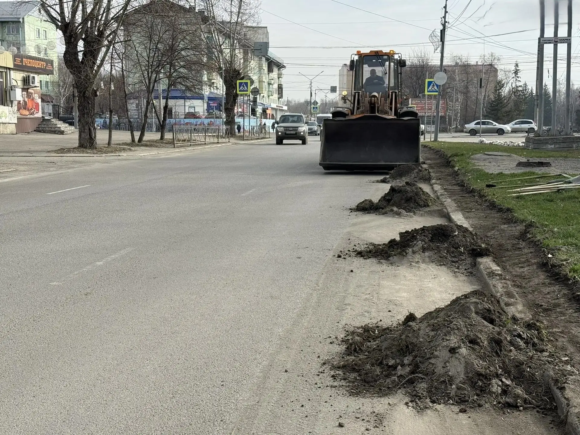 В Бийске коммунальные службы начали сезонную подготовку улиц к тёплому периоду   🚜Проводятся работы 