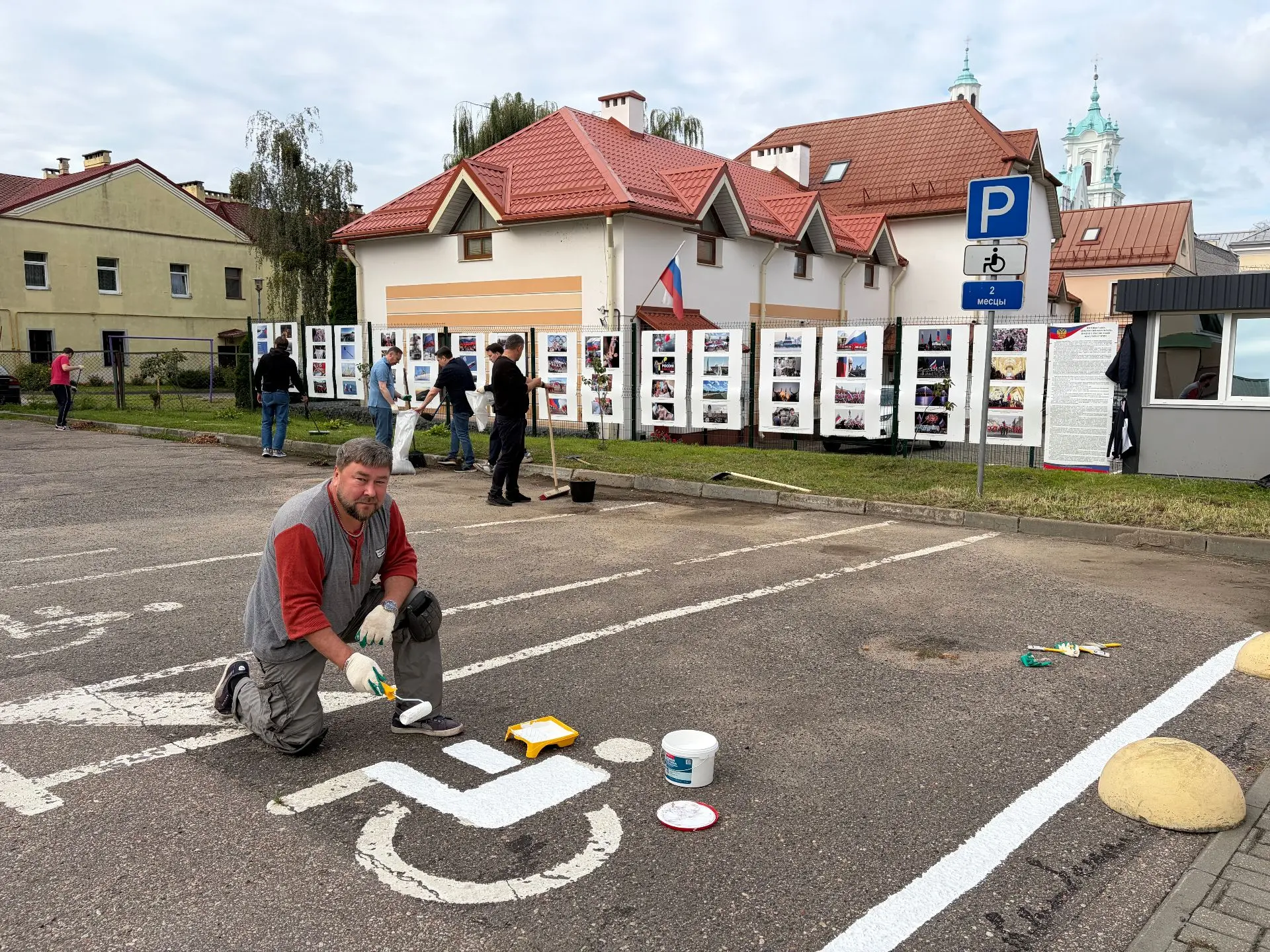 Российские дипломаты в Гродно переняли белорусскую традицию субботников
