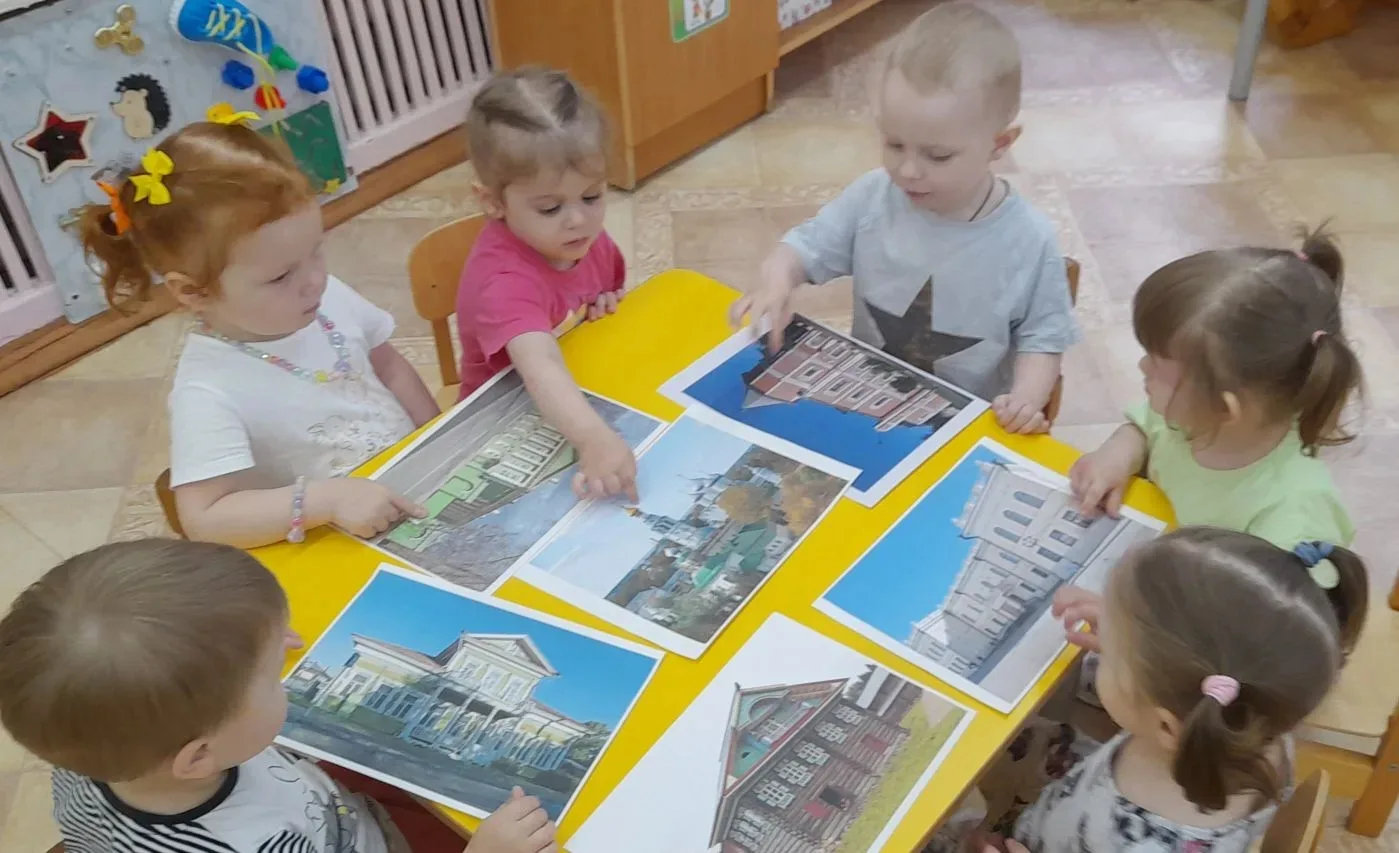 Какая же это радость — знакомить малышей с родным городом! 🥰

Мы рассматривали яркие иллюстрации, и