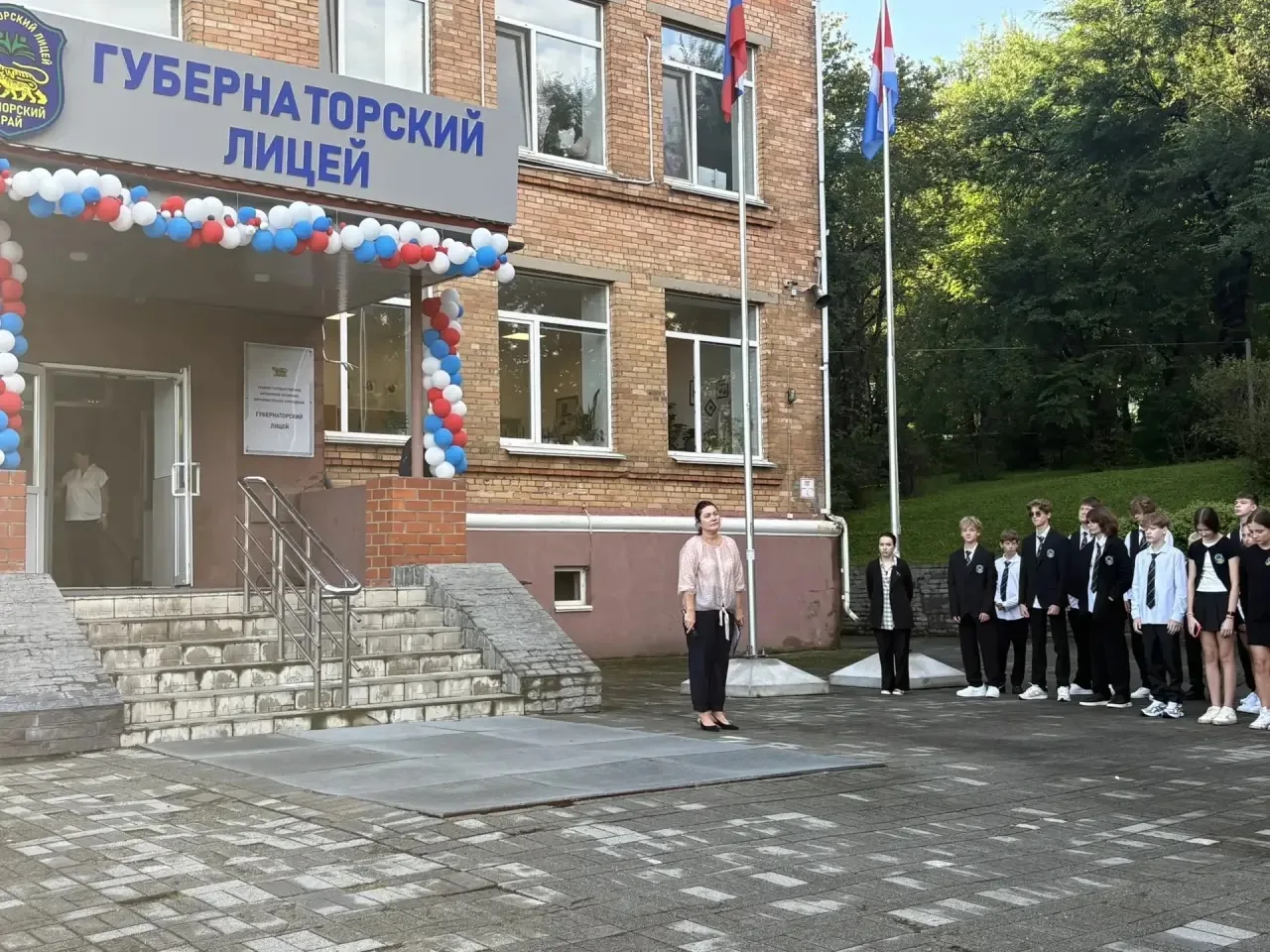 🕊️Сегодня утром в Губернаторском лицее прошли линейки памяти.