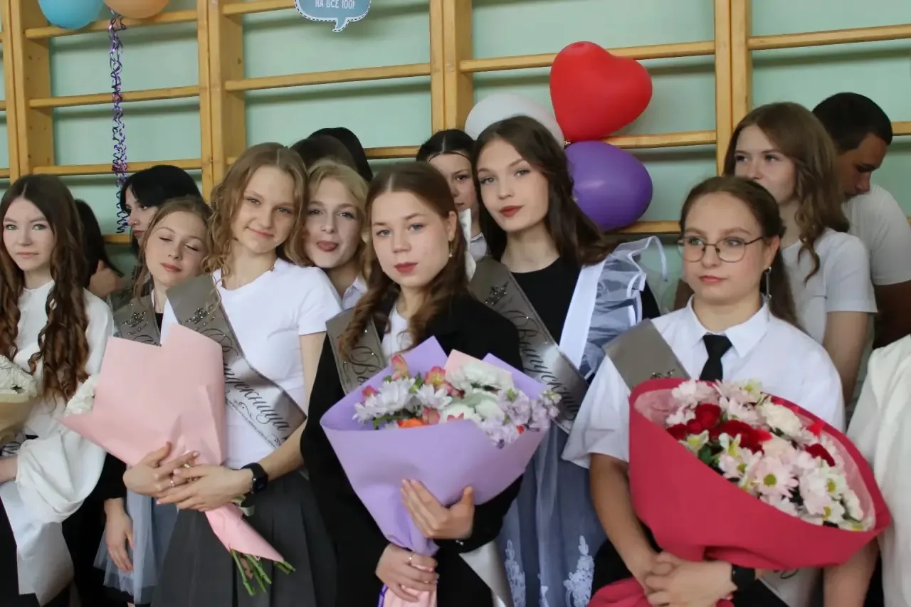 В нашей школе сегодня особенно трогательный день: последний звонок прозвенел для выпускников 4, 9 и 