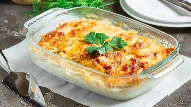 Мясо по-французски 

📖 Ингредиенты:

- Говядина – 400 г. 
- Картофель – 5-6 шт. 
- Майонез - 200 г.