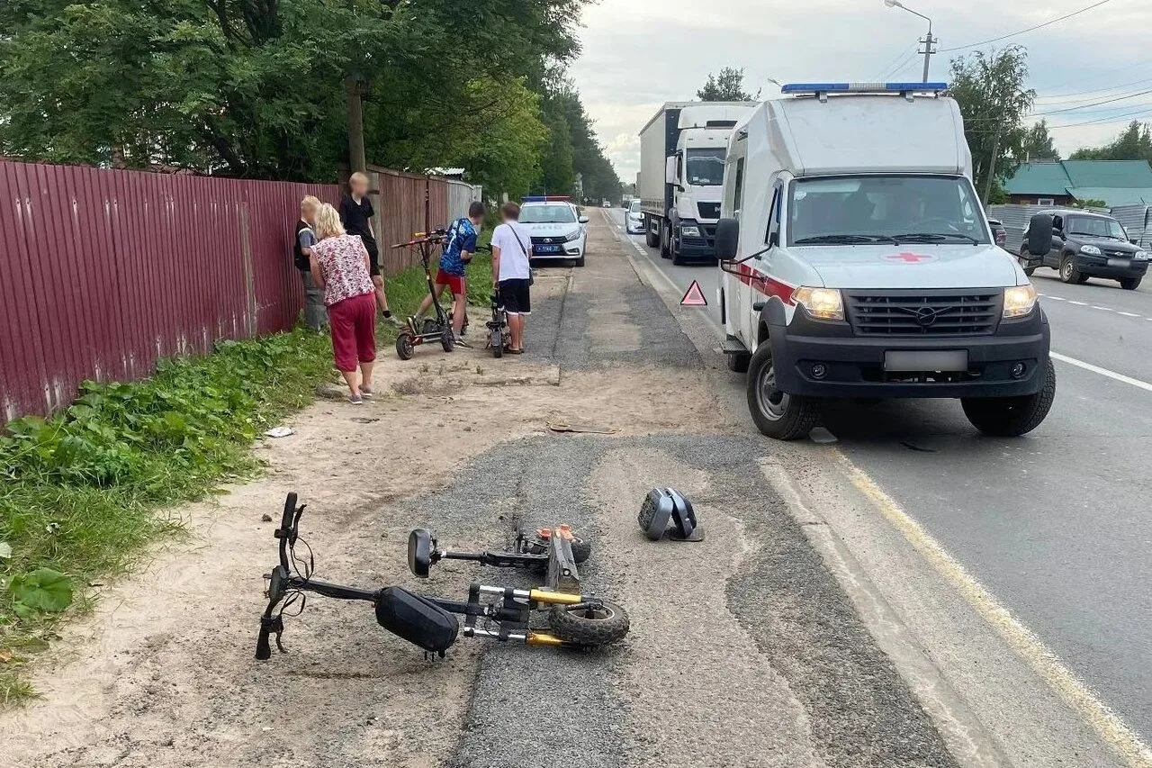 🚗🛴 Подросток попал в аварию после попытки объехать люк на электросамокате