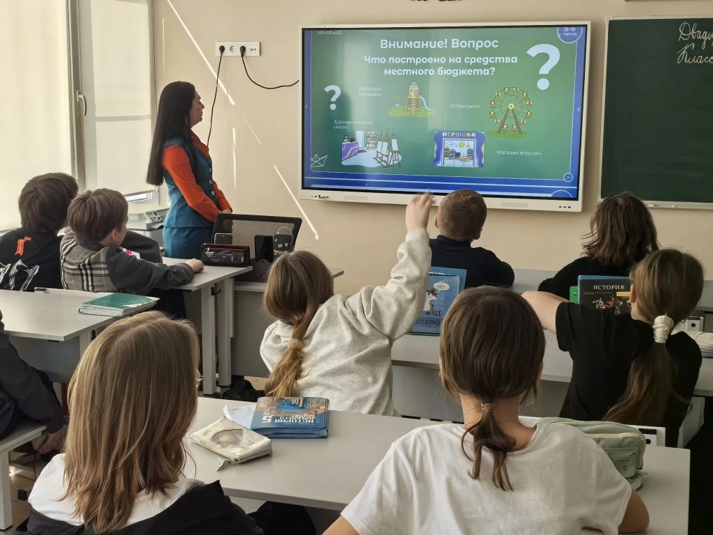 🏫 В нашей школе прошли познавательные беседы по финансовой грамотности с представителями налоговой и