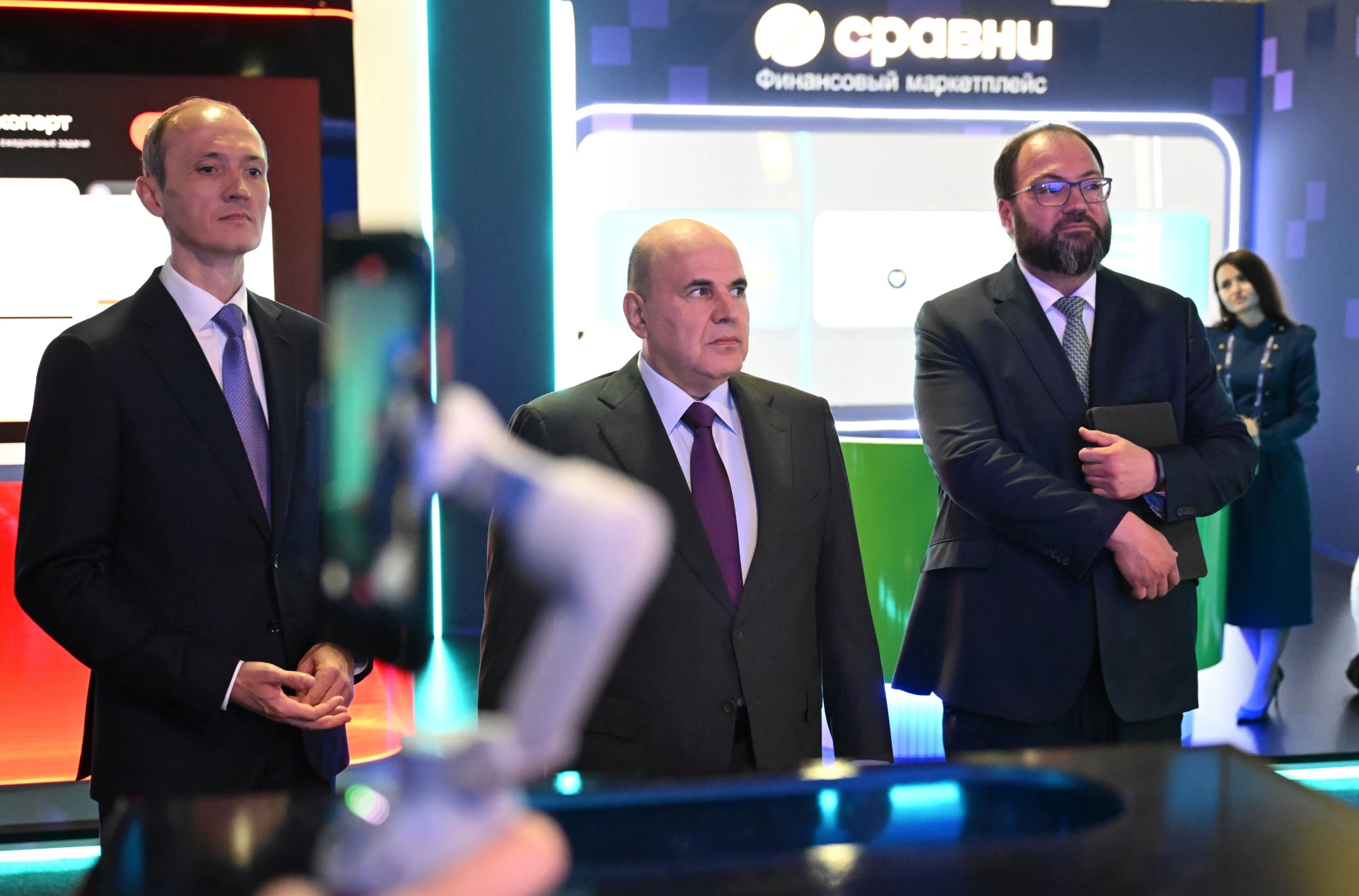 Михаил Мишустин осмотрел экспозицию форума «Цифровые решения», который проходит в нацио...