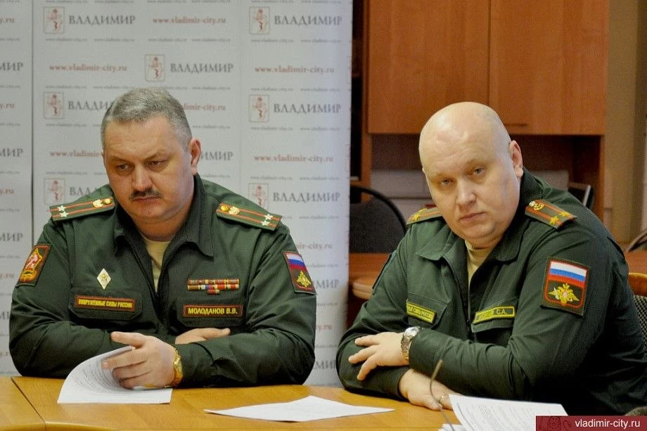 Бывшего военного комиссара областного центра Виктора Молоданова (на фото слева) пригово...
