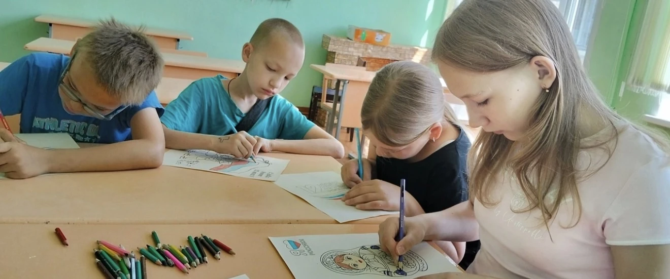 Творческая мастерская ко Дню России 
 
Сегодня наши ученики приняли участие в творческой мастерской,