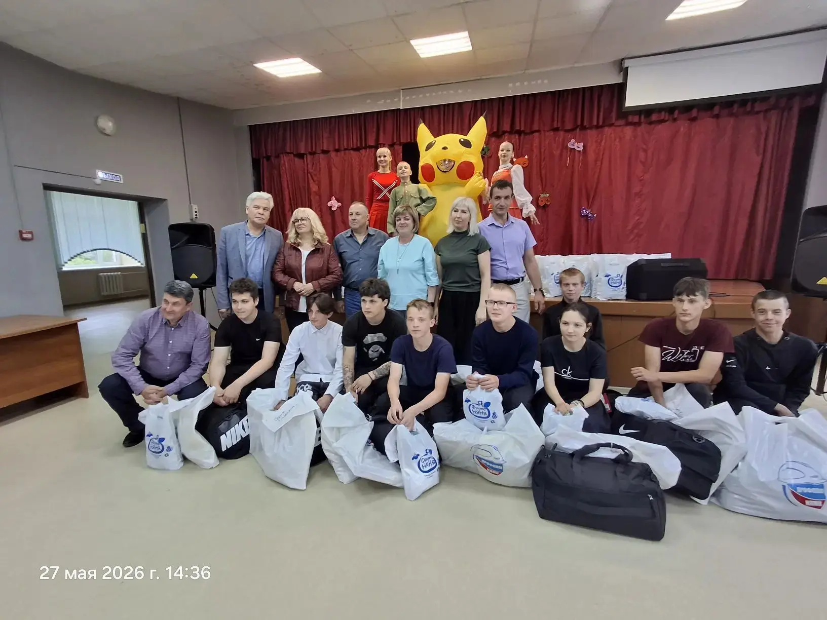 🎊Представители профкома НЛМК поздравили воспитанников с окончанием 9 класса.
   Сегодня в школе-инт
