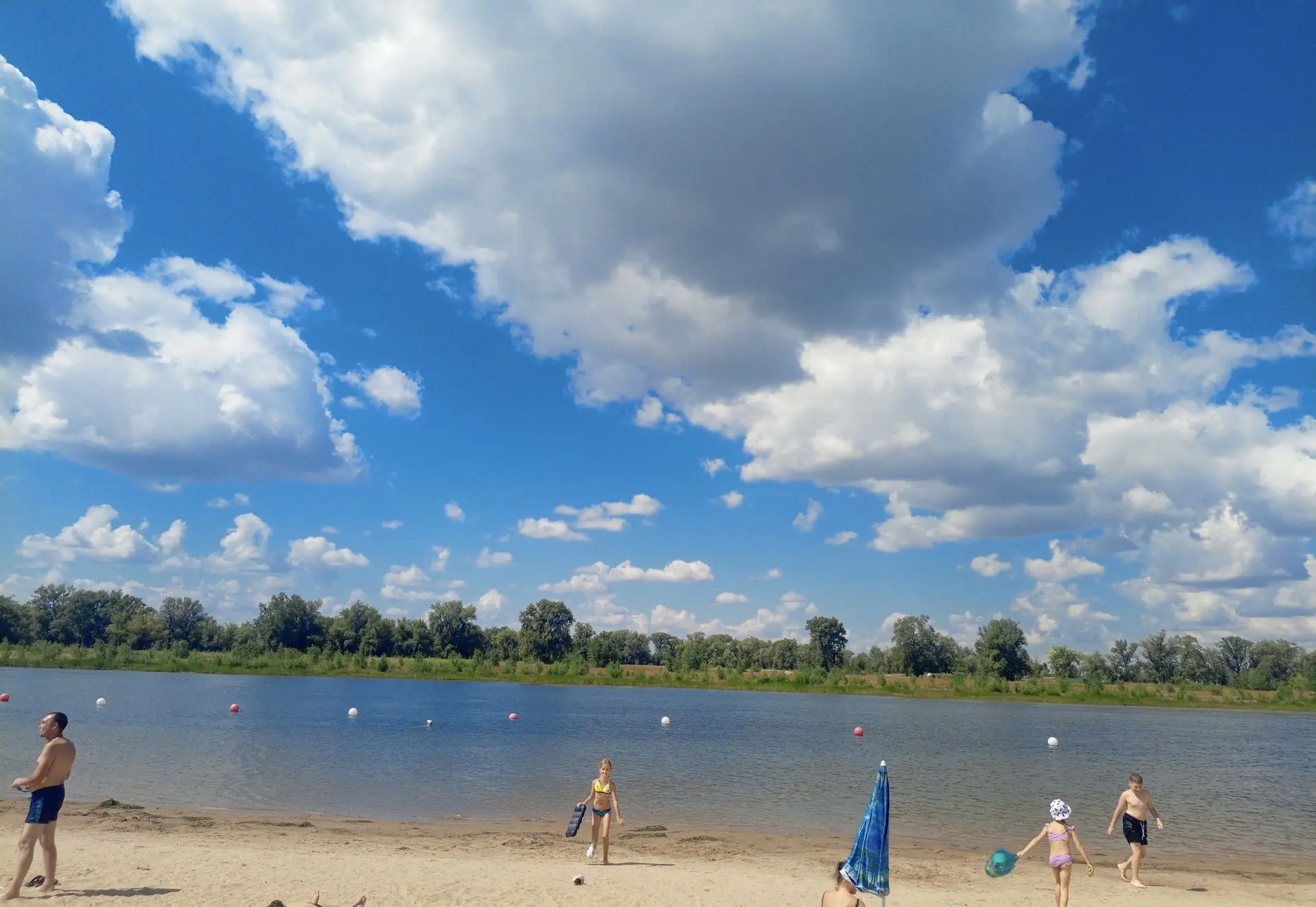 🏖️ Волжане уже купаются, а пляж ещё не открыт

Несмотря на жаркую погоду и отдыхающих у воды, офици