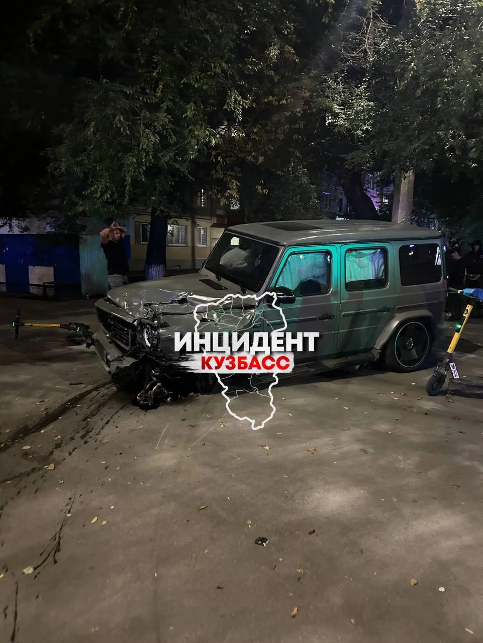ДТП с участием «Гелика» произошло ночью в Кемерове возле кинотеатра «Юбилейный».