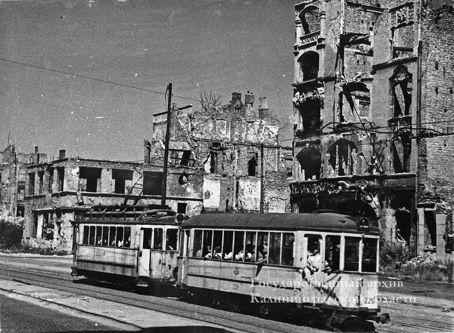 Трамвай на разрушенной улице Житомирской в 1947 году 🚋