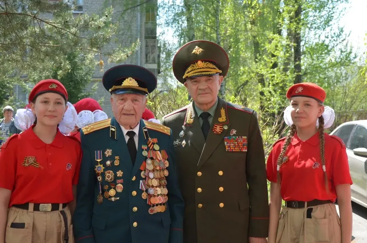 🎖️Юнармейцы Казани провели «Парад у дома Ветерана» для фронтовиков  Советского района   В Добром Сов
