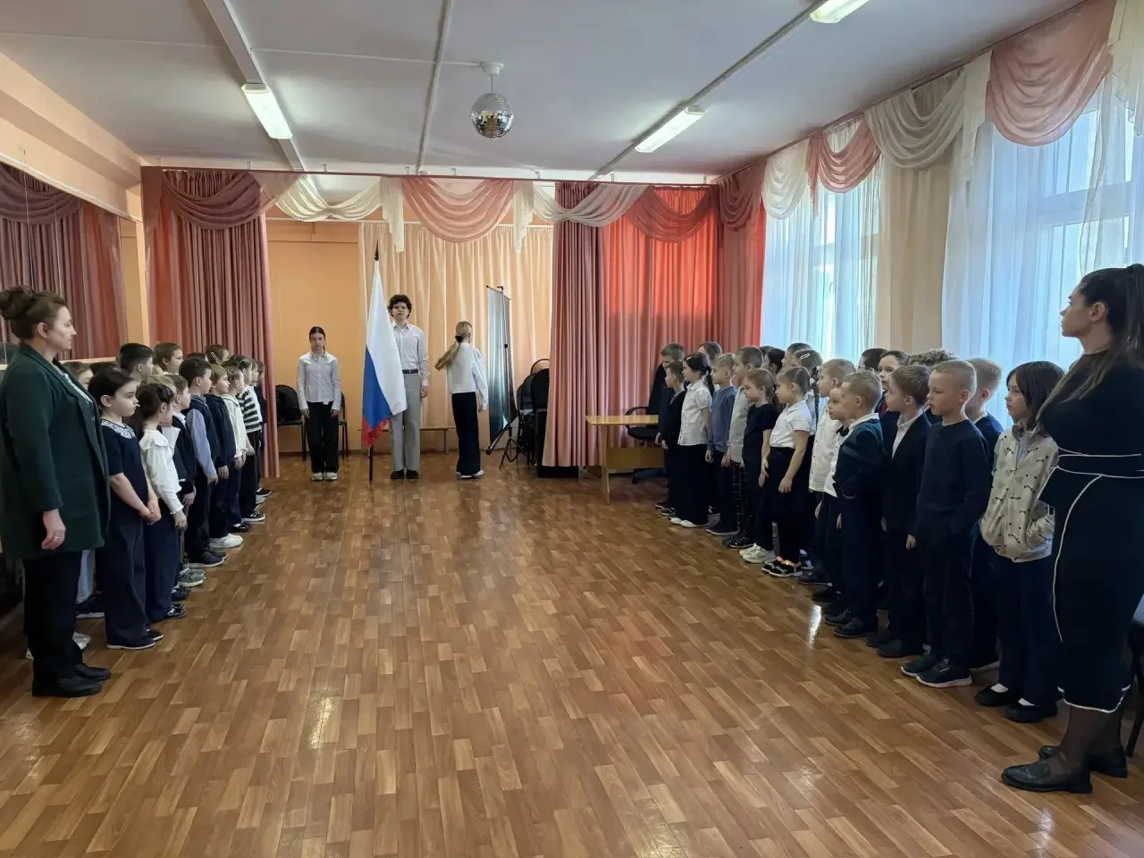 🇷🇺 Традиционно новая учебная неделя в Школе №1467 началась с церемонии поднятия государственного фла
