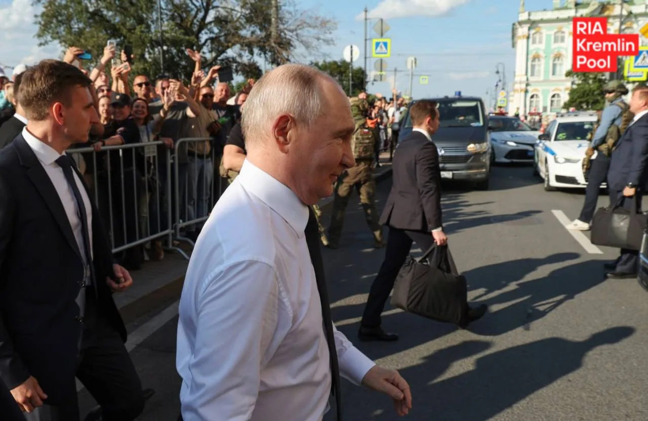 Путин после посещения Адмиралтейства пообщался с жителями Петербурга

Подпишись ❤️