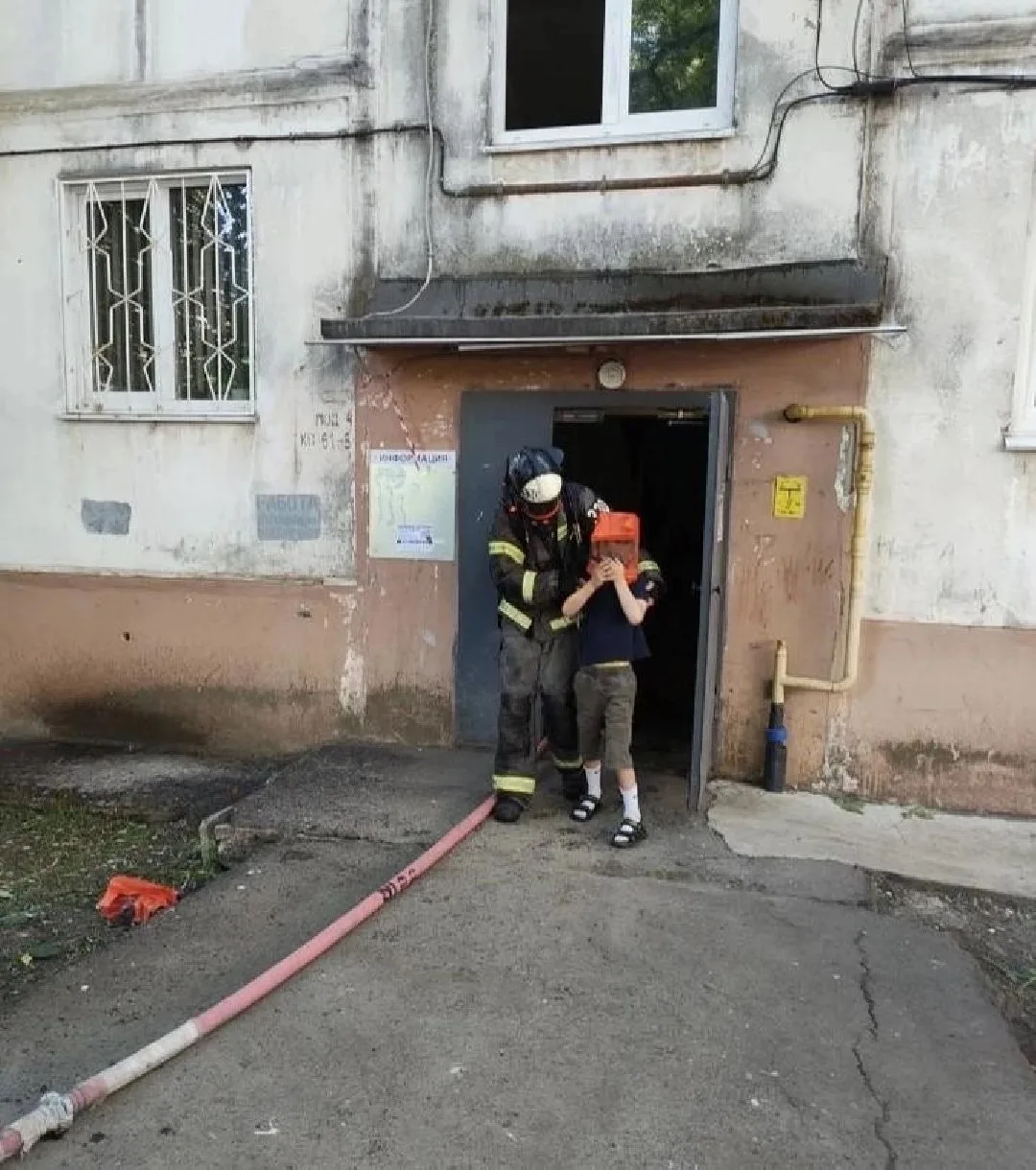 В Серпухове пожарные спасли людей из горящей квартиры. В среду из окна дома на улице Советской пошел