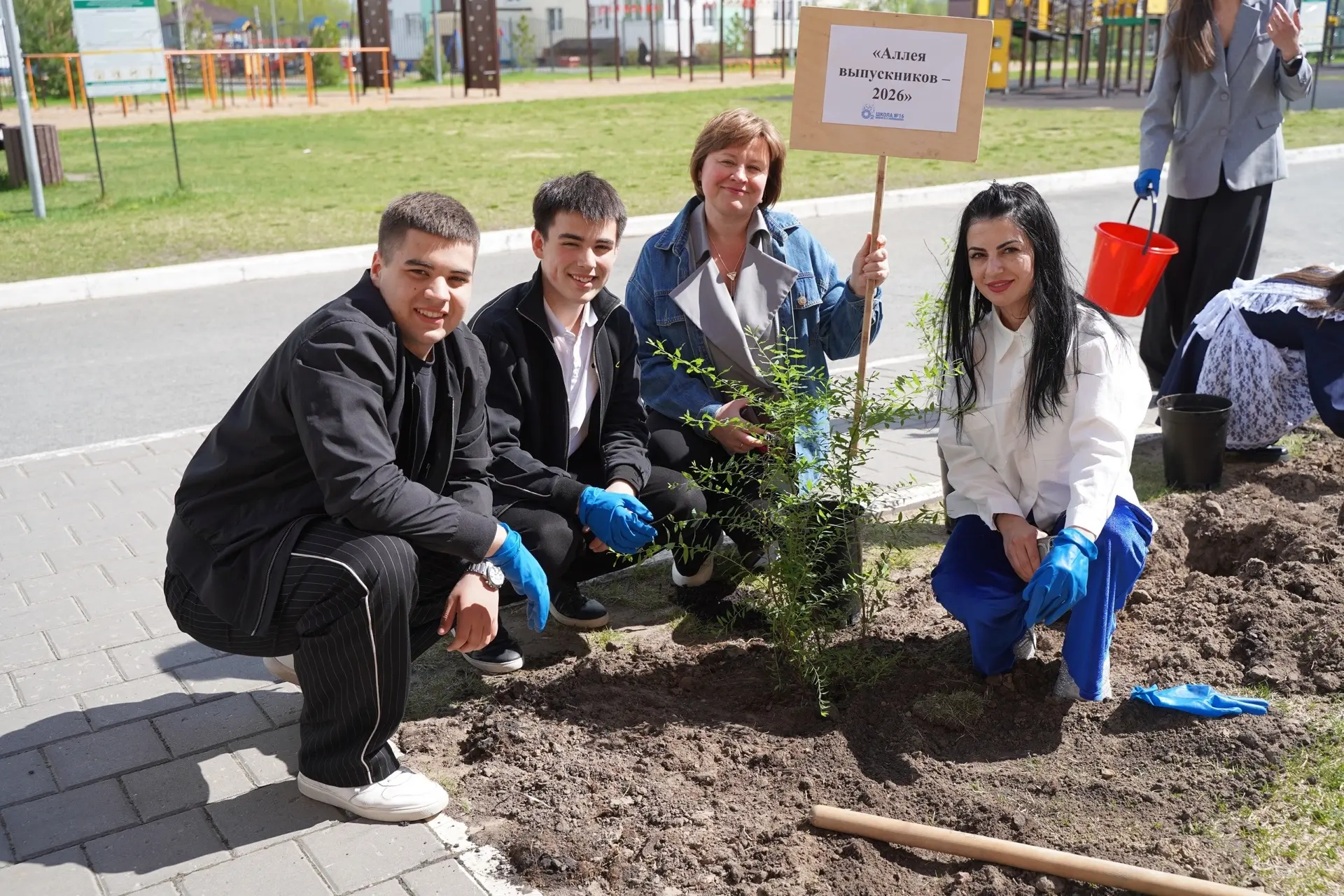 Сегодня на территории нашей школы состоялось тёплое и знаковое событие! 🌿 Выпускники 4-х, 9-х и 11-х