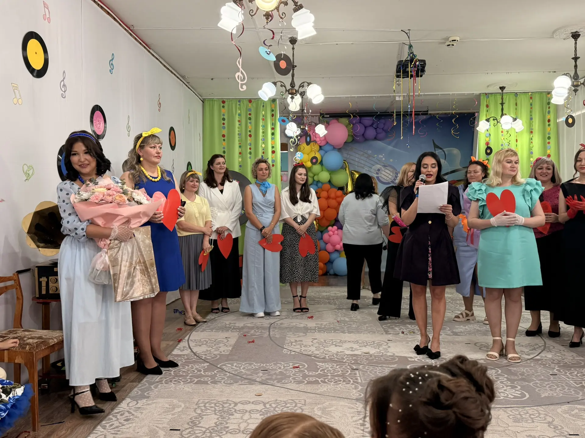 🎶 Родители группы №13 устроили фурор!
Благодарность воспитателям детского сада превратилась в насто