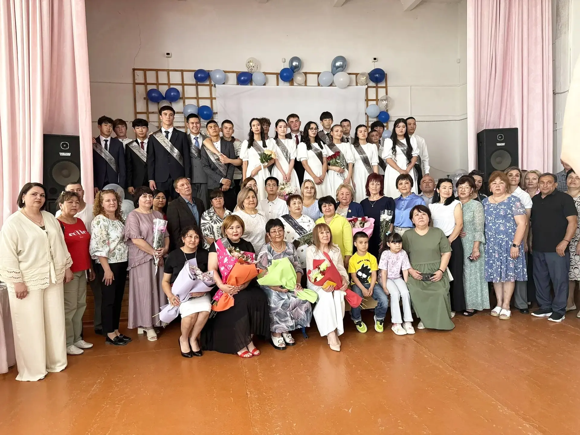 В школе отзвенели Последние звонки! 🔔

Ура! Позади еще один насыщенный, интересный, сложный учебный