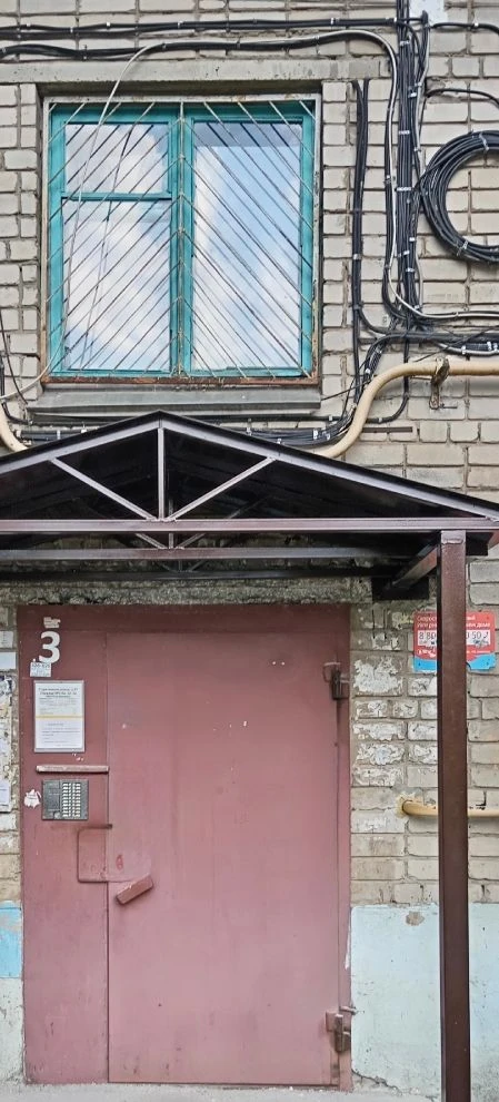 Проведена замена подъездных козырьков