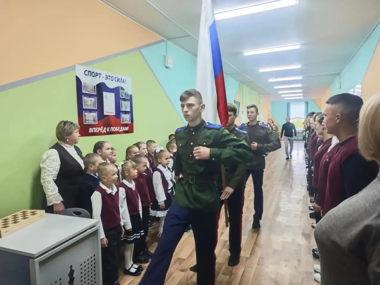 Новая учебная неделя в МБОУ СШ с. Казаки традиционно началась с выноса Государственного...