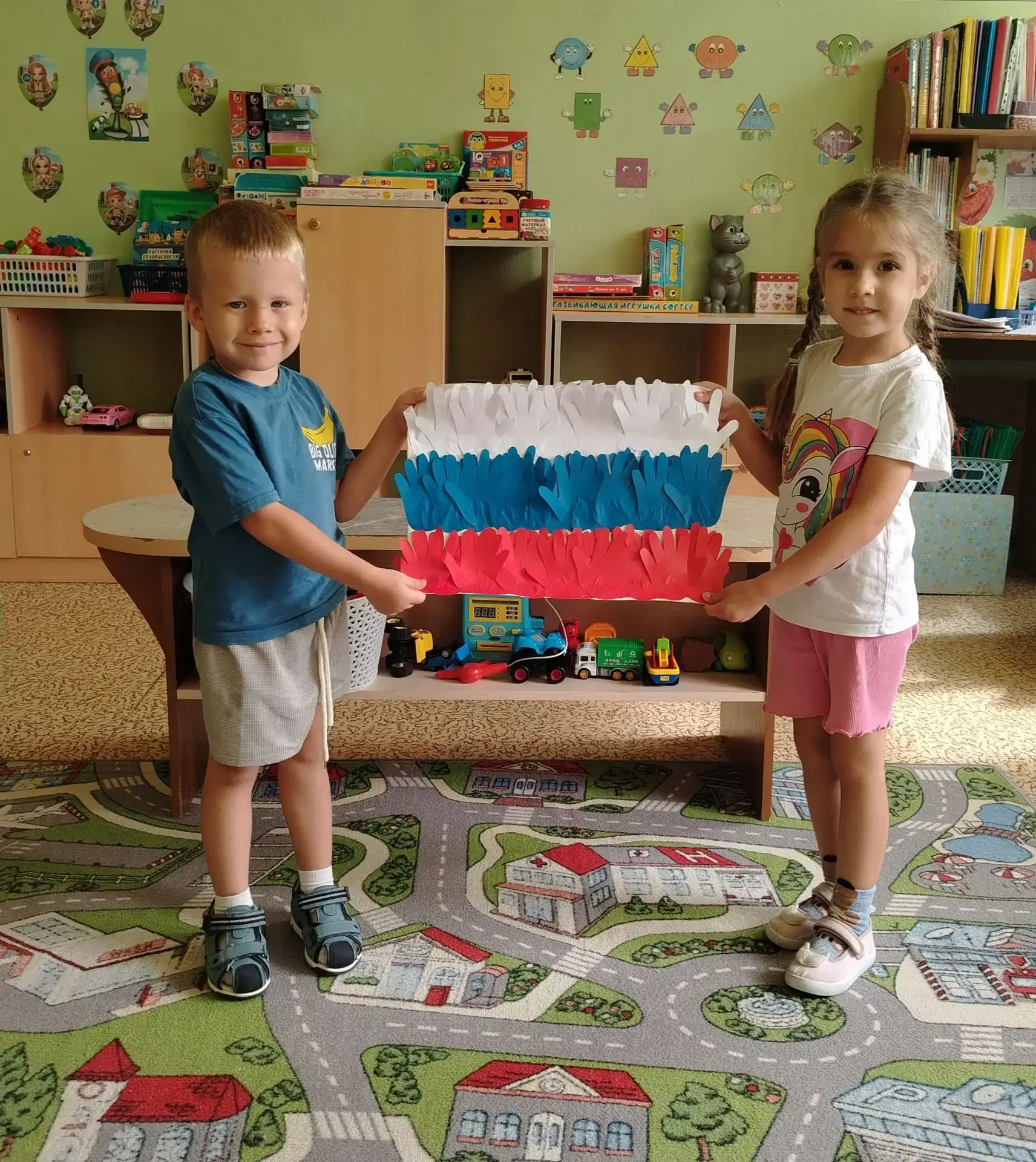 Сегодня в группе «Ягодка» прошли мероприятия, приуроченные ко Дню российского флага. Ма...