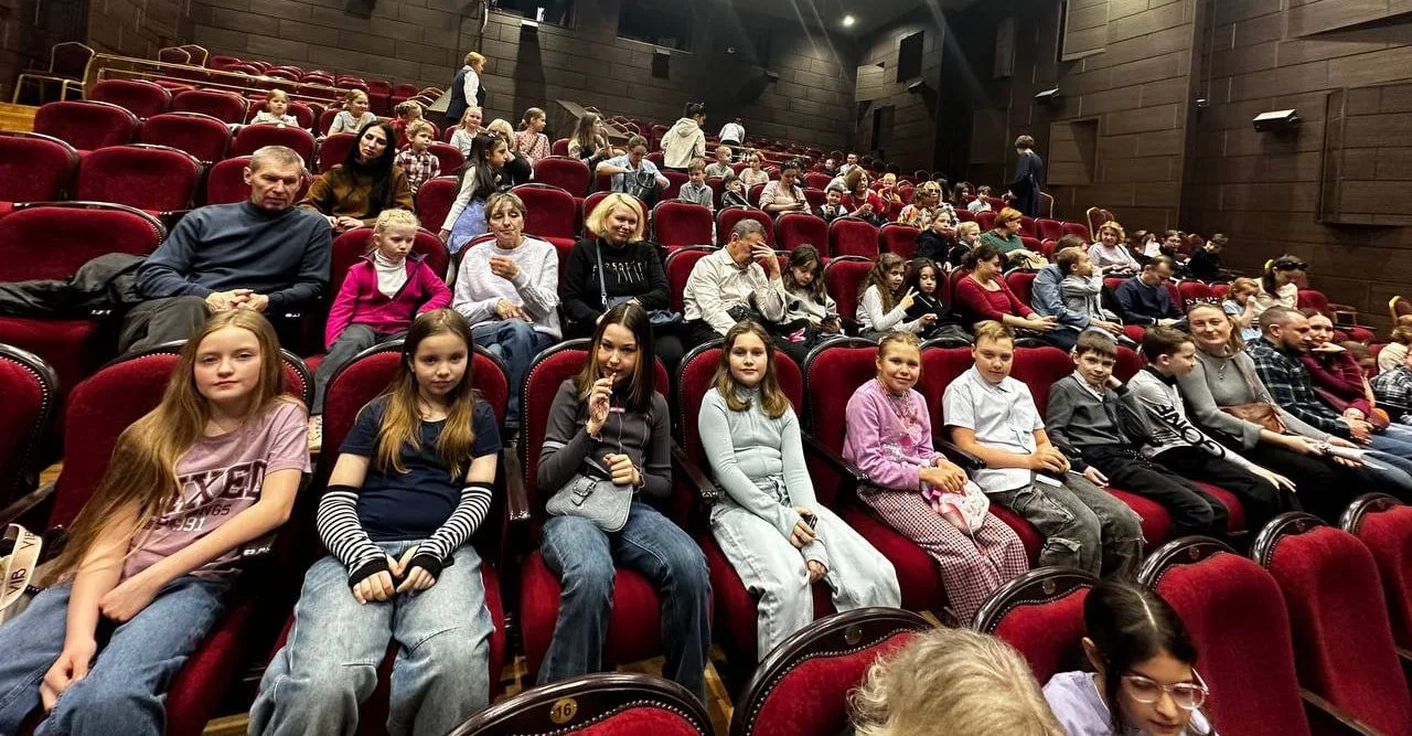 🚶‍♀️ Путешествие в Изумрудный город  😍 Ученики 3-Б класса стали зрителями спектакля «Волшебник Изумр