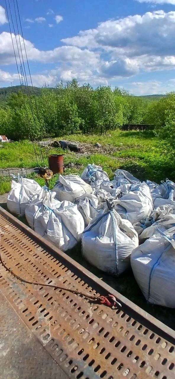 Вывезли мешки пескосоляной смеси с фонда. Будут ждать зимний гололед 😥