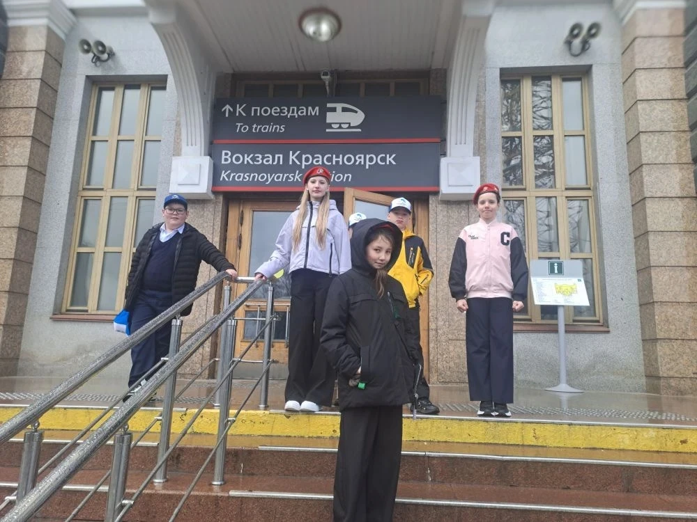 Сегодня Юнармецы нашей школы, несмотря на непогоду, присутствовали на встрече и  театра...