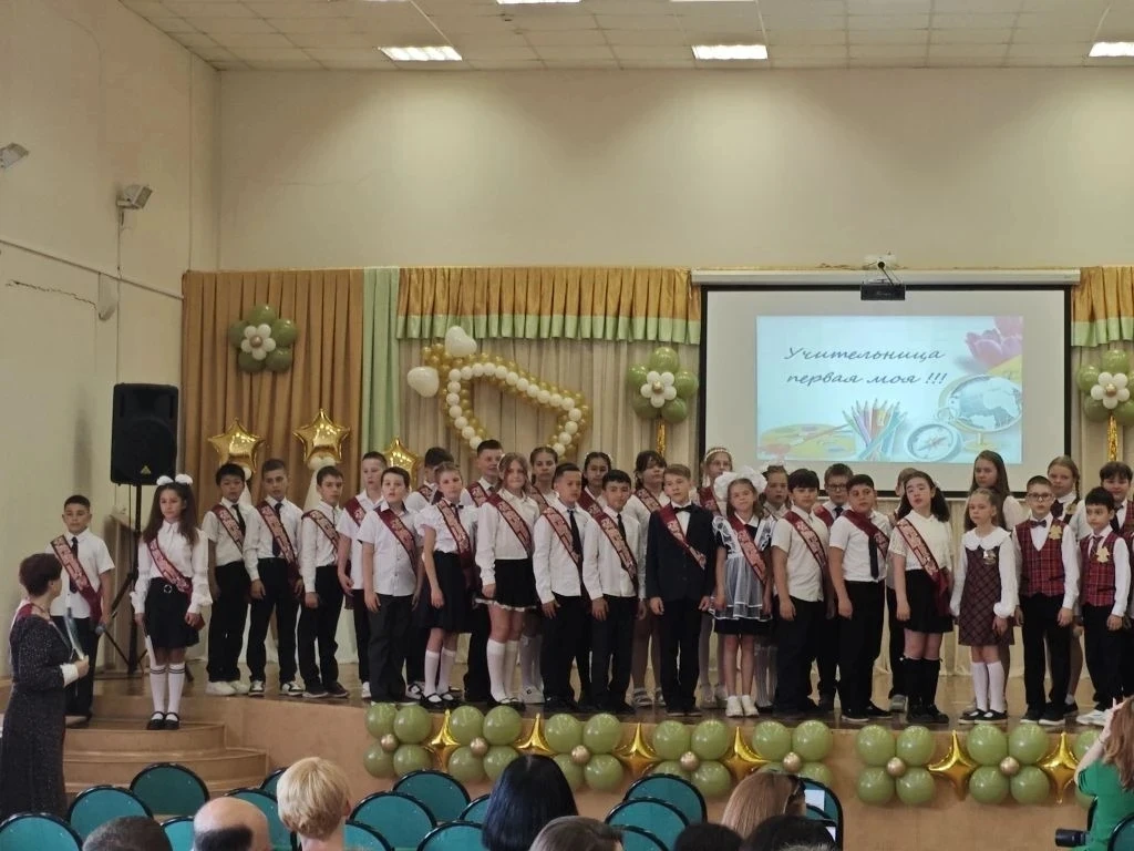 21 мая в актовом зале основного здания Софьинской школы прошли Выпускные праздничные программы для у