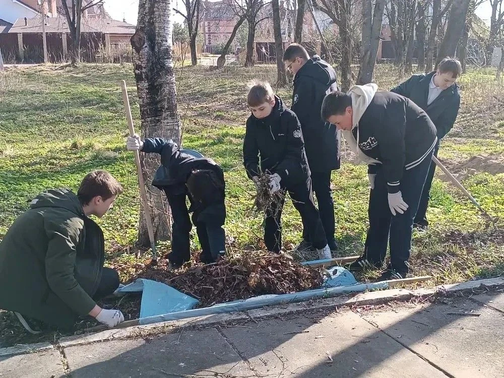 СДЕЛАЕМ НАШ ДОМ ЧИЩЕ ⛅

На протяжении недели наши обучающиеся облагораживают территорию школы! С при