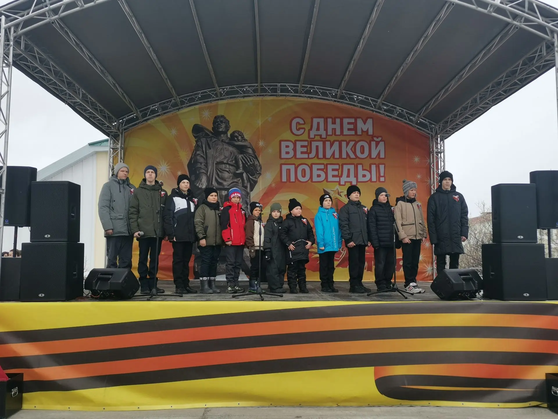 Выступление хора на праздничном концерте, посвященному Дню Победы.