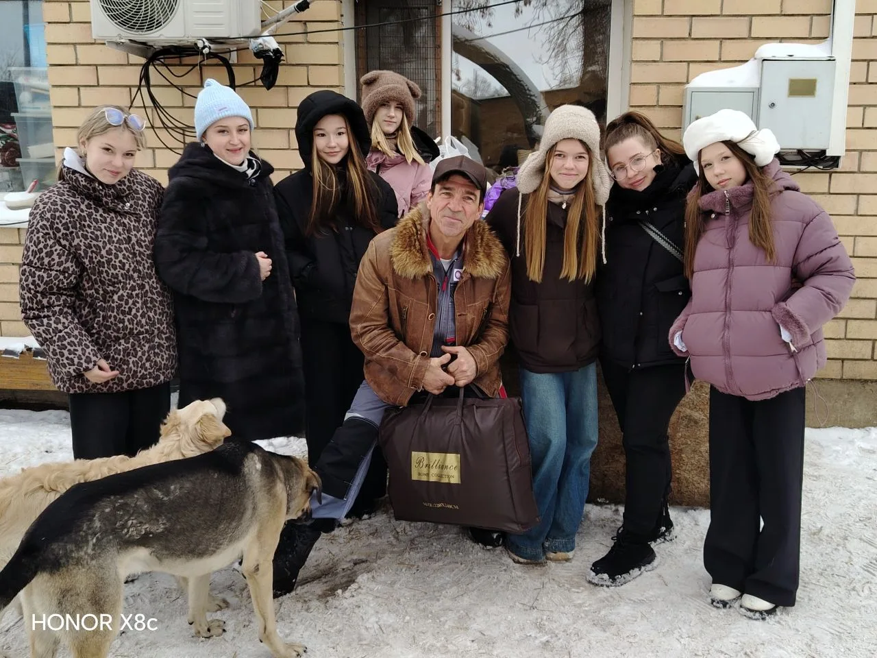 🌟 Добрые дела объединяют: наша первичка в акции «Первые с заботой»! 🌟  Дорогие ученики, педагоги и р