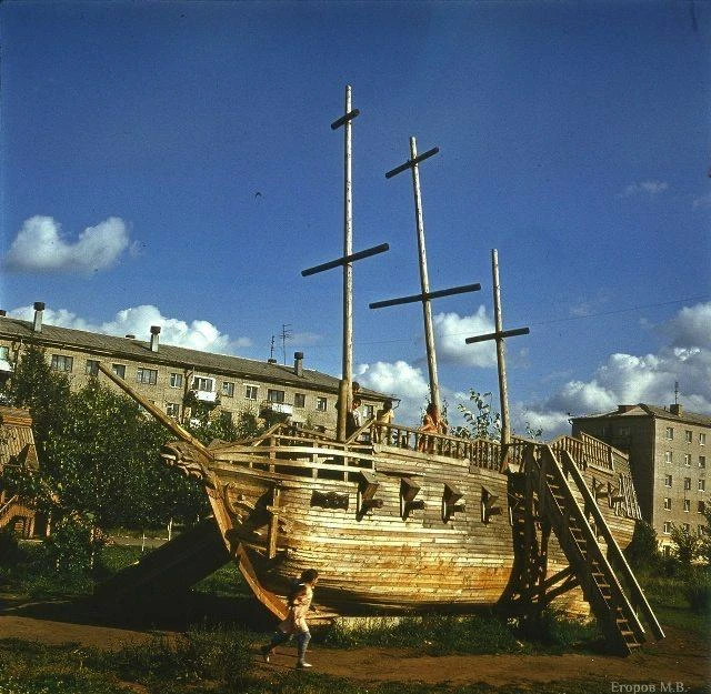 Архивное фото: корабль и деревянный городок на улице Дзержинского, 1980-е годы