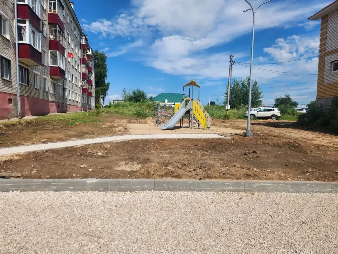 В кадре: двор по улице Школьная пгт Васильево 

Здесь ведутся работы по республиканской программе «Н