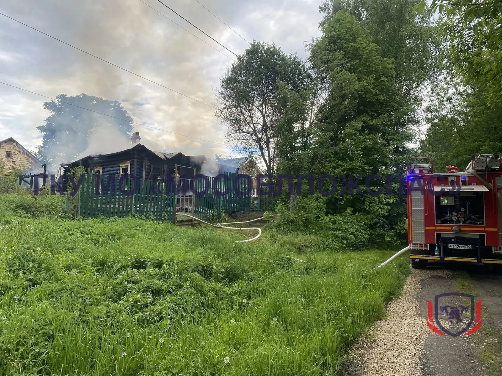 🚫 Пожарные остановили огонь в деревне Шугарово 💦  🔥Вчера в деревне Шугарово округа #Ступино загорелс