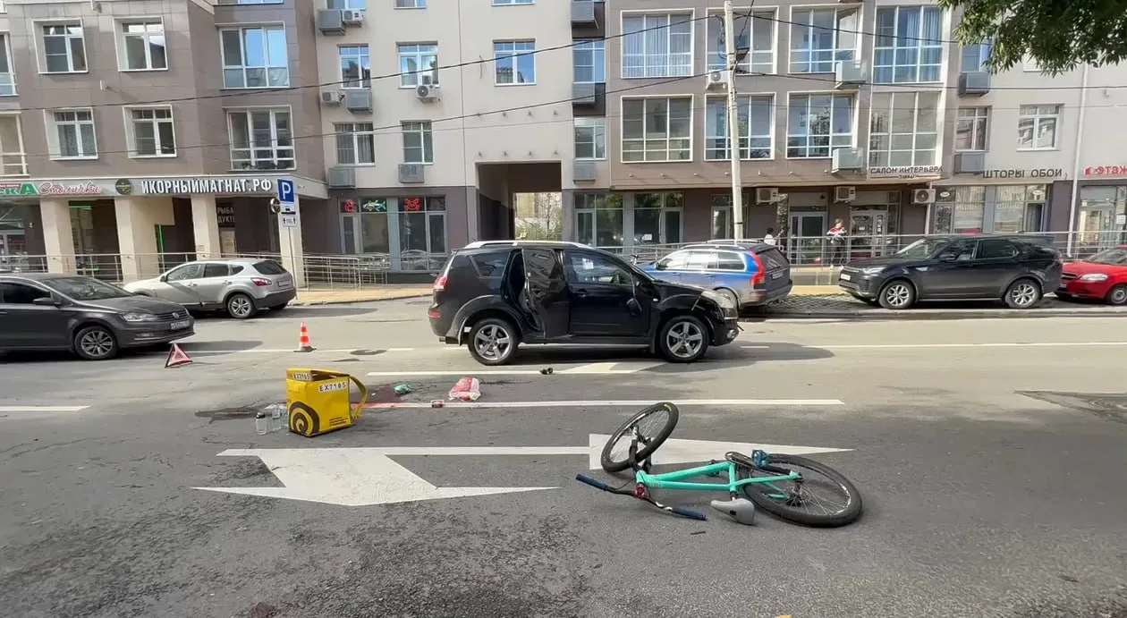 🚲 Доставщика на велосипеде сбили на улице Максима Горького