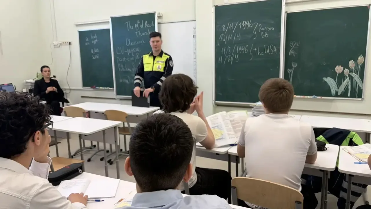 🚦 Безопасность прежде всего: урок от профессионала для восьмиклассников  На этой неделе для учеников