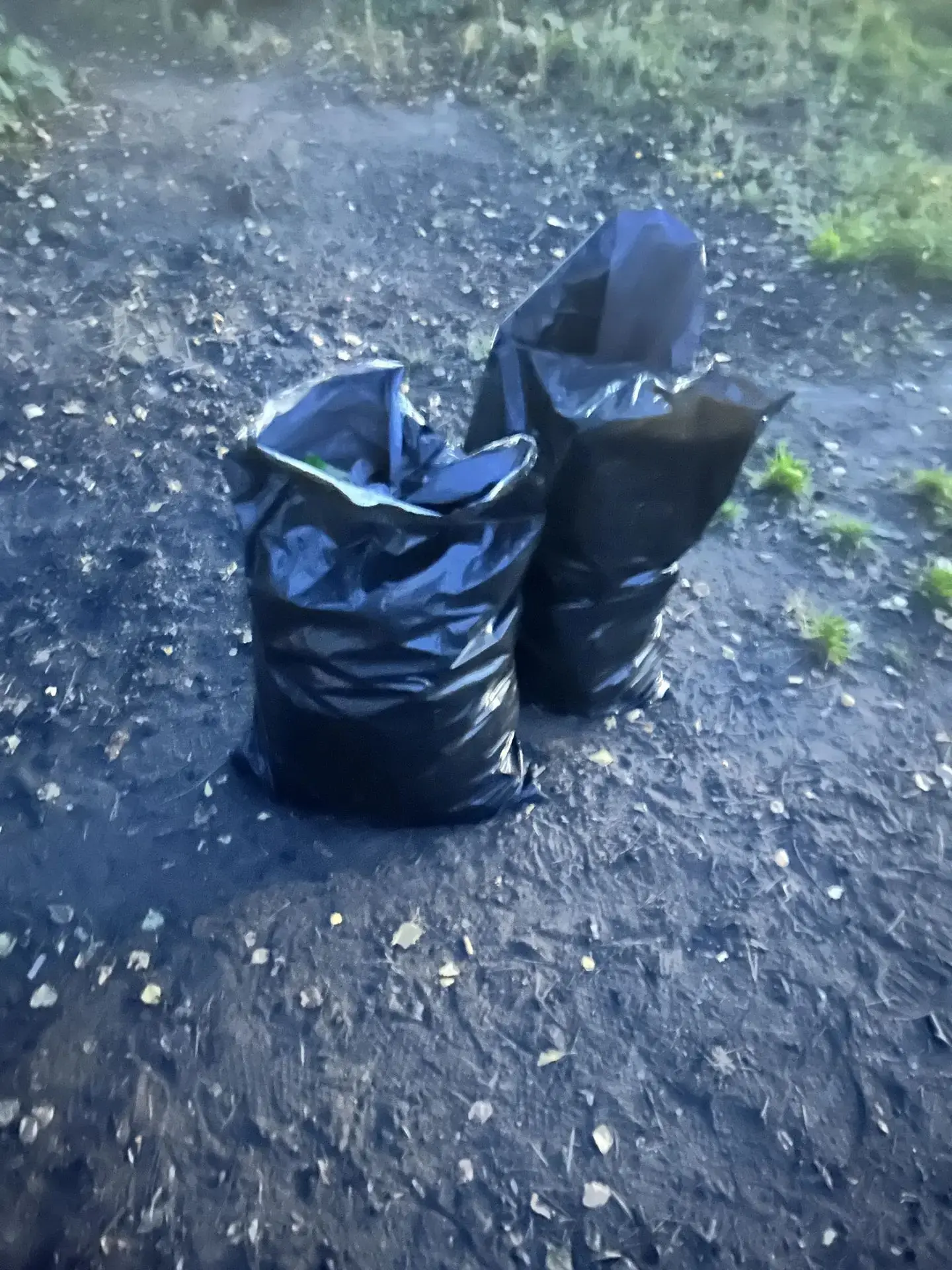 Сидим в канаве возле рязанской 2 , подъезд 6. И мне стало противно! Господи, люди, каки...